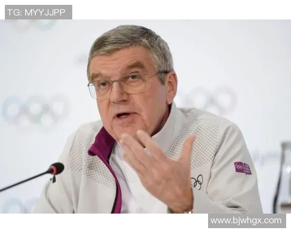 足球明星华丽礼服高清图赏析展现运动与时尚的完美结合